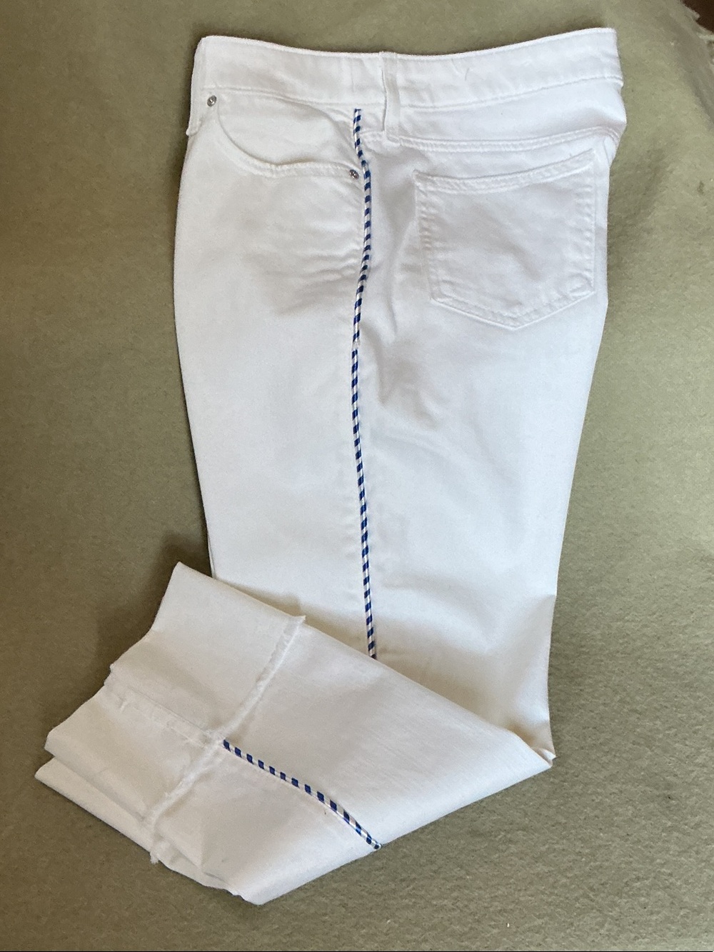Chico's White Cropped Jeans with Blue Side Braid